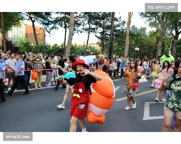 特写：中场吉祥物表演失误，摔倒在地引发观众善意的笑声