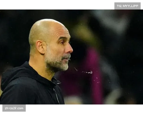 特写：争议判罚后，瓜迪奥拉在场边与第四官员激烈交流